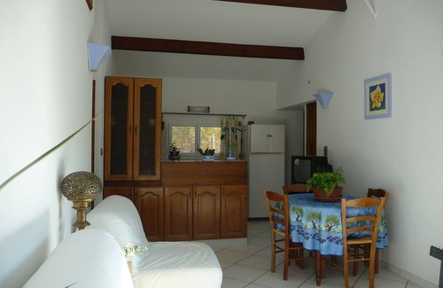 La Tour-d'Aigues Apartment | Furnished T2 (3 stars) with terrace and pool in the Luberon Côté Sud.