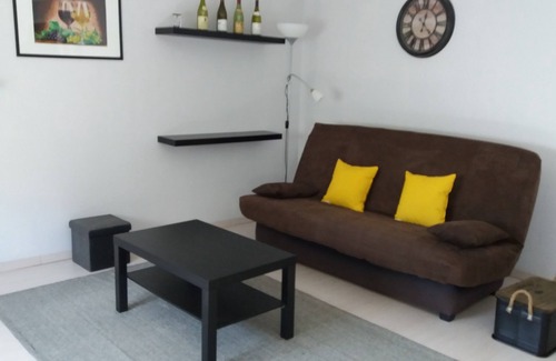 Faubourg-Raines Apartment | Furnished tourist accommodation between station and city of gastronomy and wine