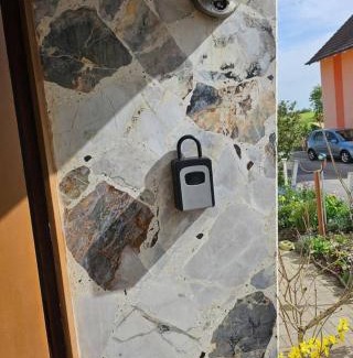 Unterallgau Apartment | GästeZimmer im Altbau Dachgeschoss mit kleinem Bad WLAN, TV und Parkplatz