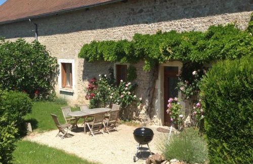 Saint-Etienne-de-Vicq House | Gîte authentique avec piscine partagée, jardin et wifi à Saint-Étienne-de-Vicq - FR-1-489-275