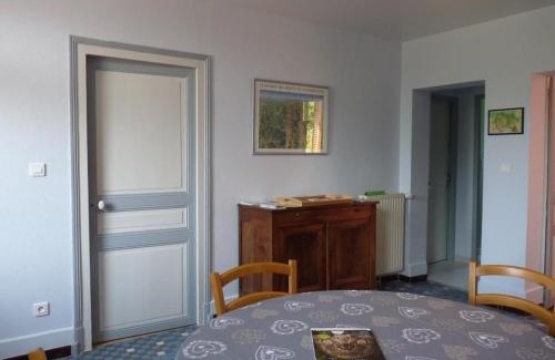 Saint-Etienne-de-Vicq House | Gîte authentique avec piscine partagée, jardin et wifi à Saint-Étienne-de-Vicq - FR-1-489-275