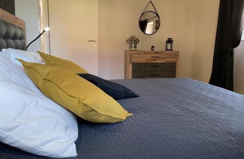 Thiel-sur-Acolin House | Gîte champêtre avec terrasse et jardin à Thiel-sur-Acolin - FR-1-489-339