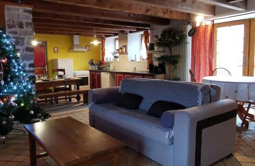 Saint-Julien-des-Chazes House | Gîte charmant avec cheminée et grand terrain près de Langeac et Saugues - FR-1-582-190