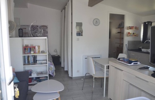 Bollene Apartment | Gîte Climatisé Pour 2 Personnes Avec Piscine Partagée