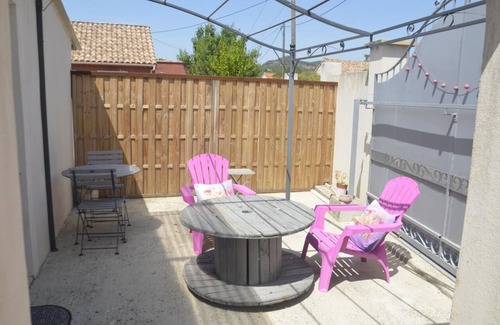 Bollene Apartment | Gîte Climatisé Pour 2 Personnes Avec Piscine Partagée