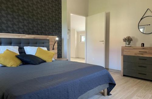 Thiel-sur-Acolin House | Gîte de Charme avec Terrasse Privative et Grand Jardin près du Parc Le Pal - FR-1-489-339