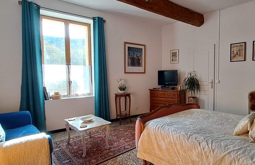 Pierrerue Ski Chalet | Gîte Florence Proche St Chinian. Piscine Privée et Jardin Rivière. Parking
