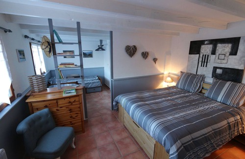 Pezenes-les-Mines Bed & Breakfast | Gîte les piafs from 6 to 8 people