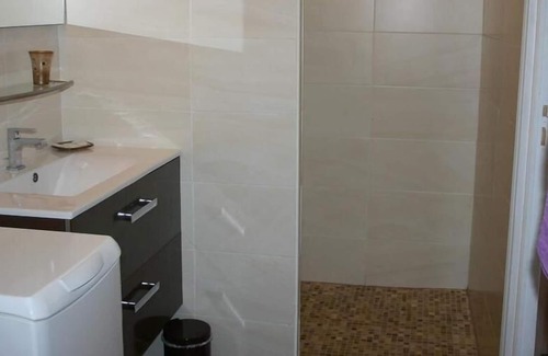Roquebrune-sur-Argens Cottage | Gîte-Private Bathroom-Gîte Pêche