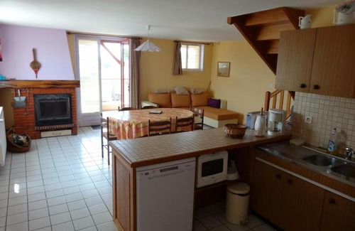 Saint-Just-la-Pendue House | Gîte Saint-Just-la-Pendue, 3 pièces, 4 personnes - FR-1-496-53