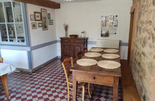 Renaison House | Gîte spacieux à Renaison avec cheminée, jardin et équipements enfants - FR-1-496-257