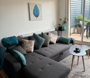 Meyzieu Nord Ouest Apartment | Gîte urbain au calme en rez de jardin proche Groupama stadium salle Arena EUREXPO Lyon