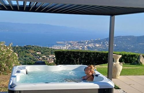 Alata House | Gîtes Sassone, piscine, jacuzzi et vue mer panoramique sur Ajaccio
