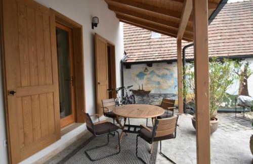 Szentendrei Apartment | Gőzhajó Loft - Családi ház terasszal, 2 fürdőszobával, kerékpárral