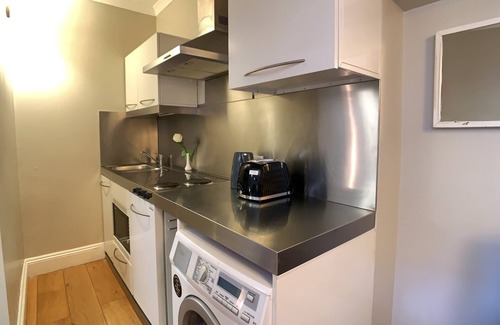 Tachbrook Apartment | G1s - Trendy flat with private entry near Big Ben
