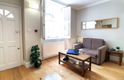 Tachbrook Apartment | G1s - Trendy flat with private entry near Big Ben