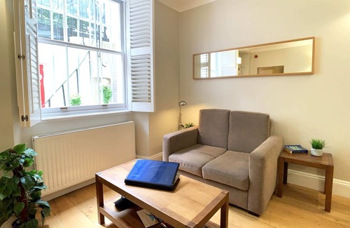 Tachbrook Apartment | G1s - Trendy flat with private entry near Big Ben