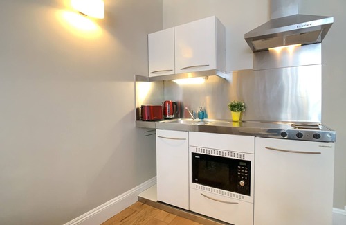 Tachbrook Apartment | G2 - Convenient Apartment with patio near Victoria