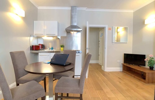 Tachbrook Apartment | G2 - Convenient Apartment with patio near Victoria