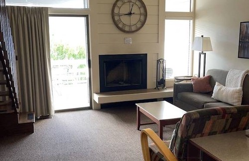Wapato Point Apartment | G3 Poolside and Mountain Views