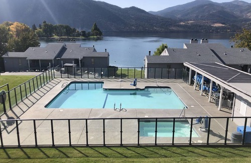 Wapato Point Apartment | G3 Poolside and Mountain Views