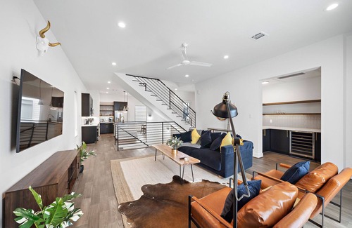 Houston House | Galleria - Rustic Mid-Century Modern 3BR House
