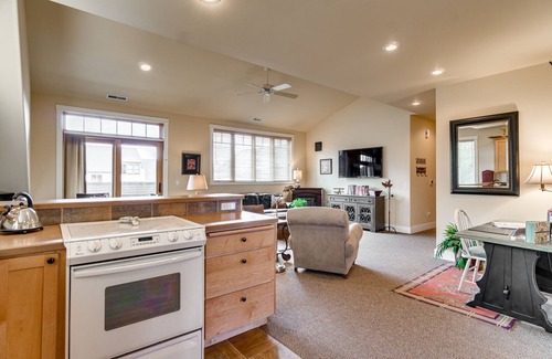 Sisters Condo | Galleries 1 Block, Spacious Yet Cozy, King & Queen Beds, 1 Pet Welcome, Mt. View