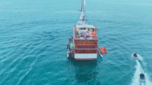 Batam Boat Rental | Gallia Phinisi Batam