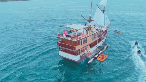 Batam Boat Rental | Gallia Phinisi Batam