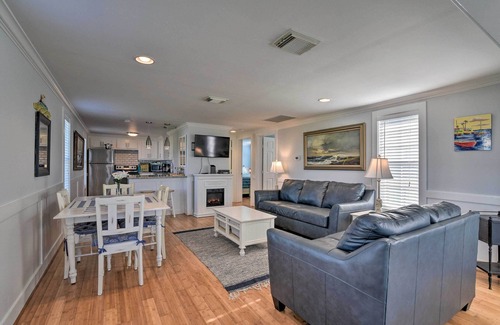 Galveston Cottage | Galveston Cottage w/Deck: Walk to Beach!