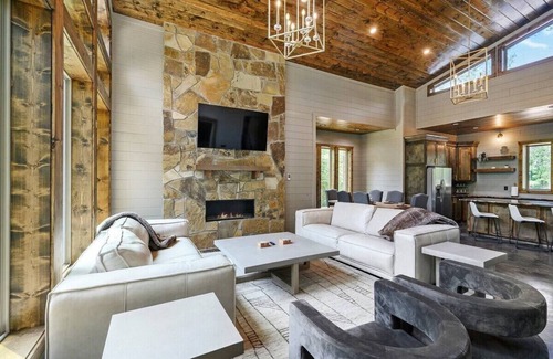 Pickens Cabin | Game Room + Bunk Room + Large Covered Deck + 4 King Bedrooms + Great Layout