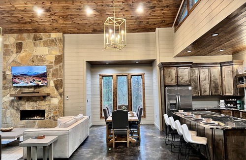 Pickens Cabin | Game Room + Bunk Room + Large Covered Deck + 4 King Bedrooms + Great Layout