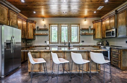 Pickens Cabin | Game Room + Bunk Room + Large Covered Deck + 4 King Bedrooms + Great Layout