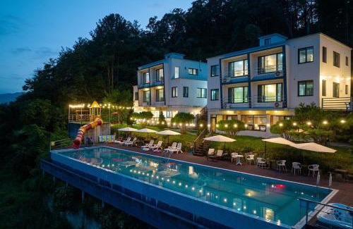 Gapyeong House | Gapyeong Defauze Pool Villa Spa Pension