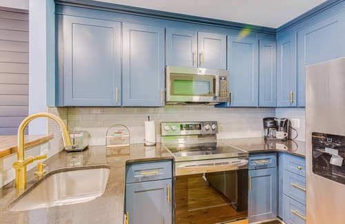 Columbia House | Garage & Deck. 5 Mins to 95. Meriwether-7 mins. Baltimore-20 mins. DC-30 mins.