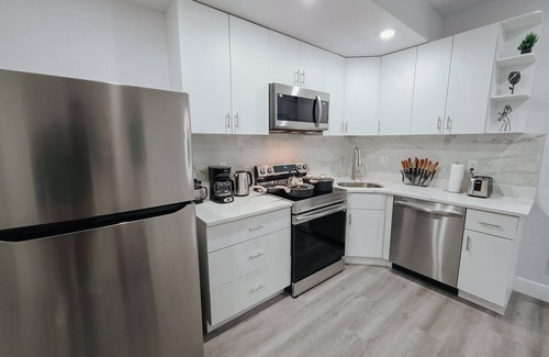 Center City Apartment | Garage Parking/3 King Beds/Pool Table/85" TV