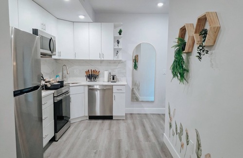 Center City Apartment | Garage Parking/3 King Beds/Pool Table/85" TV