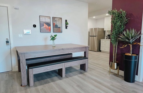 Center City Apartment | Garage Parking/3 King Beds/Pool Table/85" TV