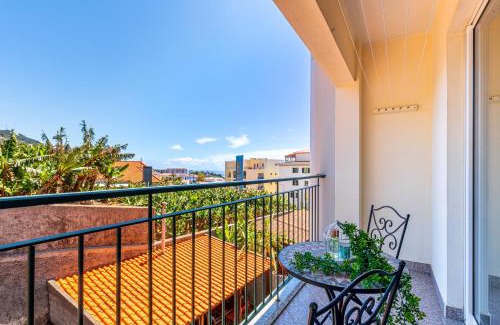 Canico Apartment | Garajau Escape Modern T2 with Balcony and Parking