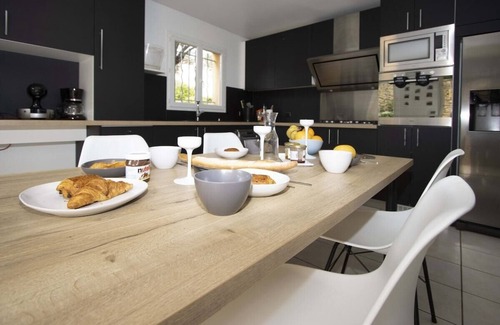 La Ciotat Ski Chalet | Gararro. Bohemian house, pool, air conditioning, garden
