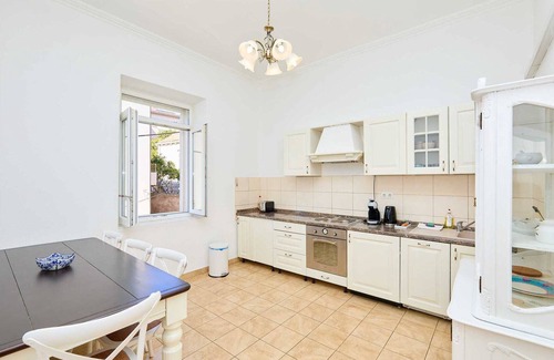 Montovjerna Apartment | Garden Antique with Bubble Spa