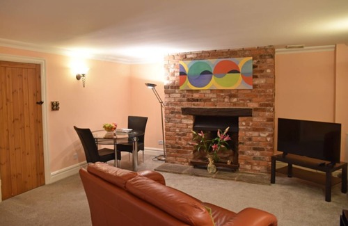 Knutsford Apartment | Garden apartment - basement apartment in Leafy Knutsford