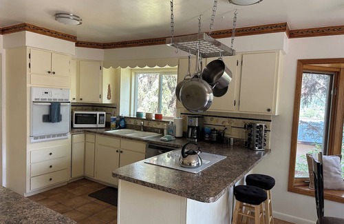 Durango House | Garden Home, private and spacious with hot tub, only 5 minutes to city center