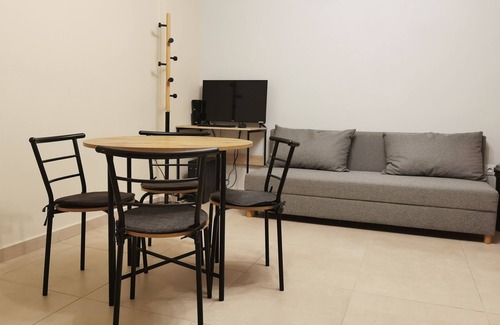 Glyfada House | Garden House -bedroom house with WiFi, AC, private garden in delightful Glifada