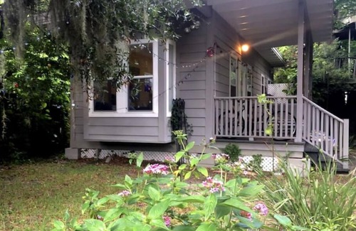 Colonialtown North Cottage | Garden House - jacuzzi, skylights, window seat, near restaurants & culture