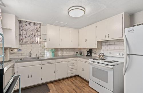 Old Town West Apartment | Garden Level Apt Mtn Ave - 8 min walk to Old Town!