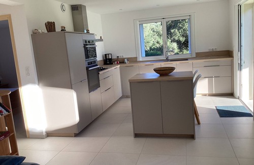 Lecci Apartment | Garden level between Sea and Mountain