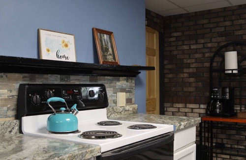 Franklin Bed & Breakfast | Garden Level Suite at the Historic McCoy House – Private Entrance & Deck Access