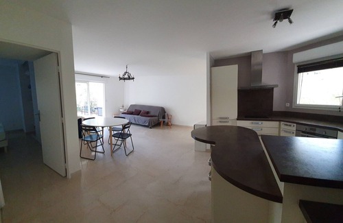Toulon - Hyeres Condo | Garden level T3 - Swimming pool - All amenities. Sleeps 4-6