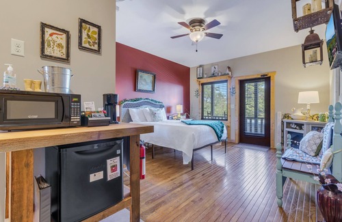 Stanardsville Hotel | Garden Oasis - Rm. 105